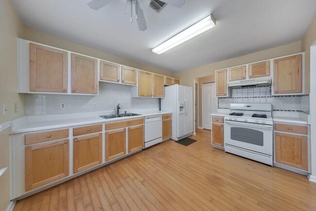 Building Photo - 2025 Baramore Oaks Dr