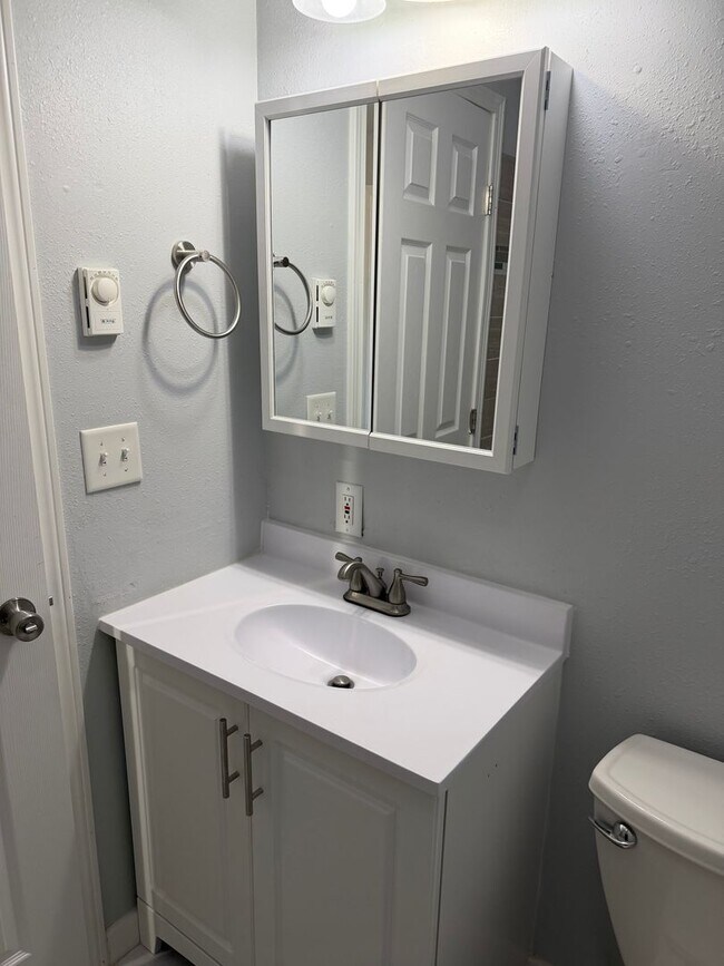 Building Photo - Updated 3 bedroom 1.5 bathroom house in Springfield!