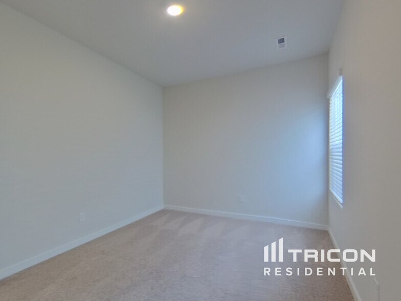 Building Photo - 1213 Crested Iris St