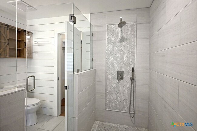 Building Photo - 953 River Bank