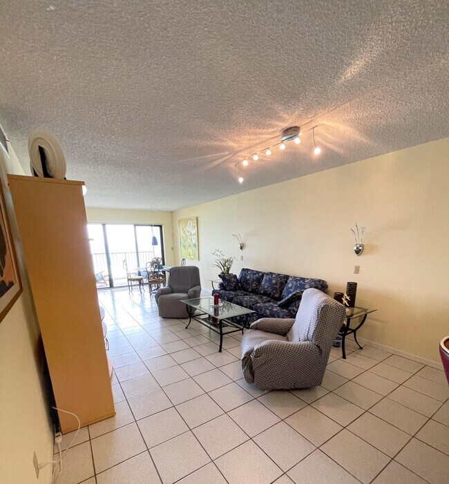 Building Photo - 10044 S Ocean Dr