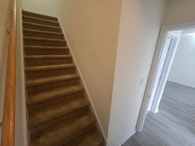 Building Photo - Welcome to this charming townhome in desirable Brambleton!