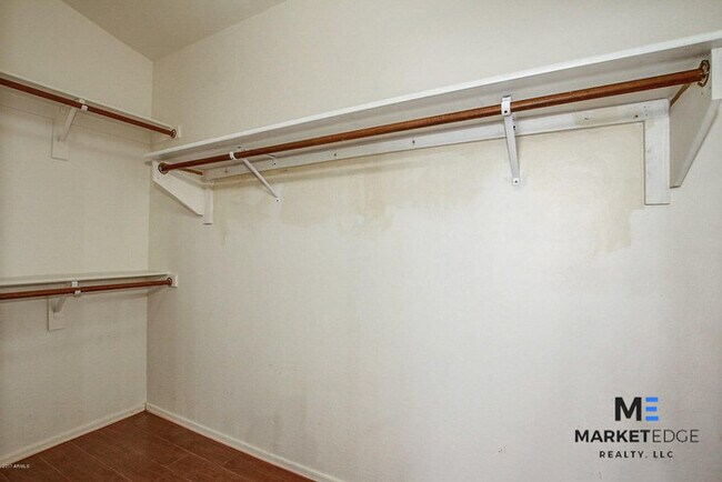 Building Photo - 3Bed/2Bath Home at Lower Buckeye Rd! JOIN ...