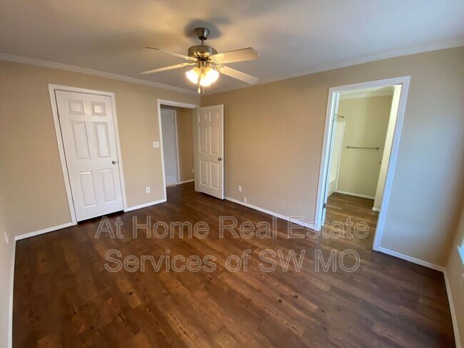 Building Photo - 501 W Warren Ave