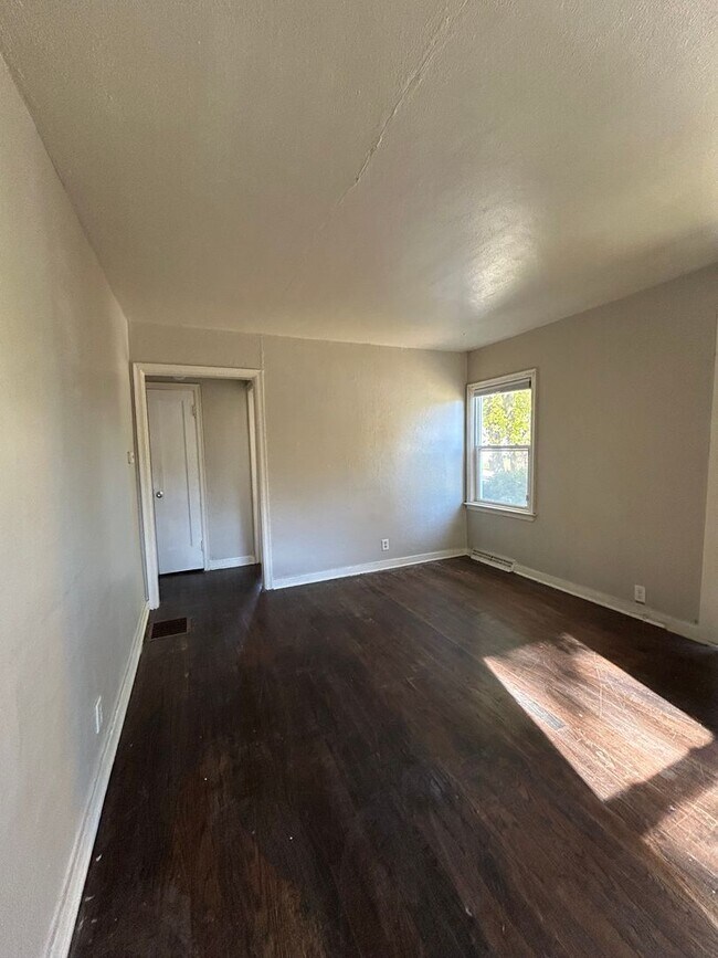 Building Photo - Charming 2-Bedroom, 1-Bathroom Home – $1,2...