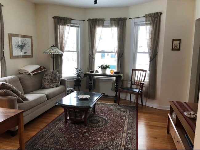 Living room with bay windows - 23 Savoy St