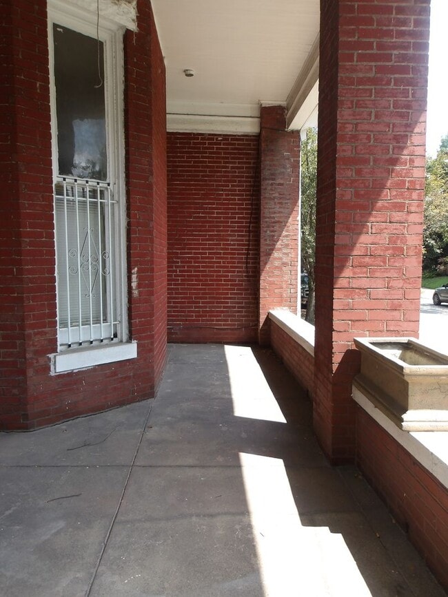 Building Photo - 517 St Catherine St