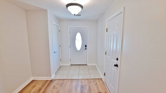 Building Photo - 3 Bed / 2 Full and 2 Half Bath Single Family Townhome