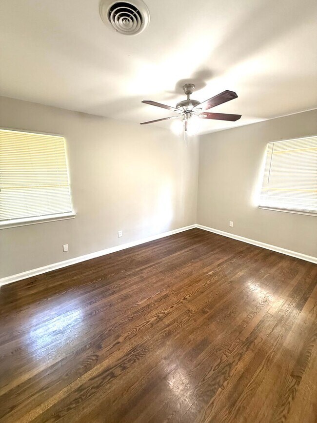 Building Photo - 1805 Gillespie Dr