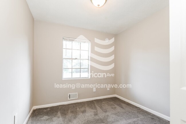Building Photo - 229 W Canterbury Dr