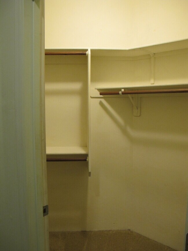 Building Photo - 1305 E Linden St