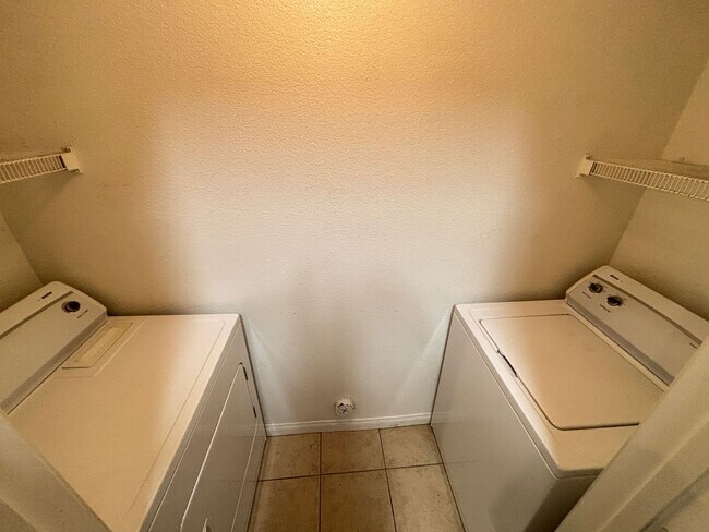 Building Photo - Gorgeous 1bed/1bath home nestled in a great area! MOVE IN SPECIAL $300 OFF First Months Rent!