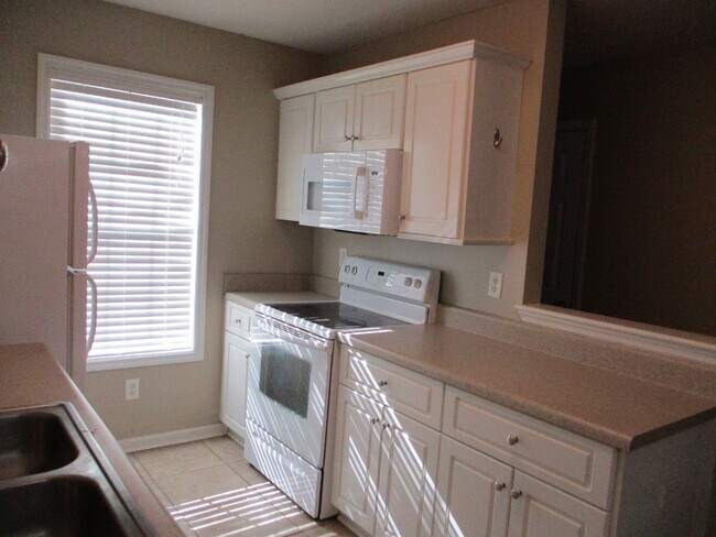 Building Photo - Spacious 2 Bedroom Townhome with Bonus Room & Private Backyard