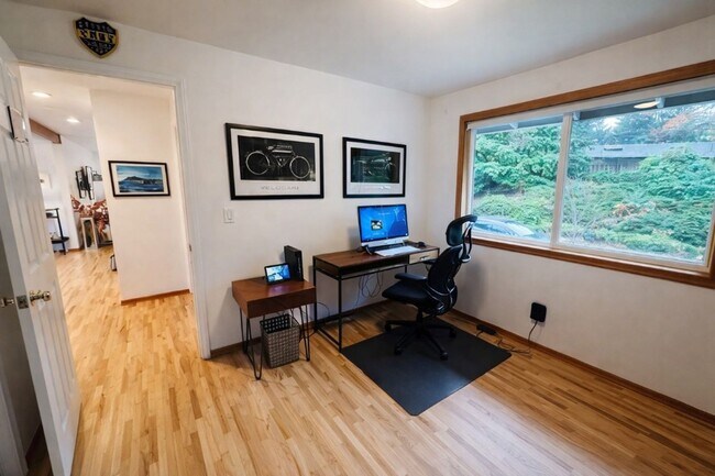 Building Photo - 5Bd/2.25Ba Bellevue House