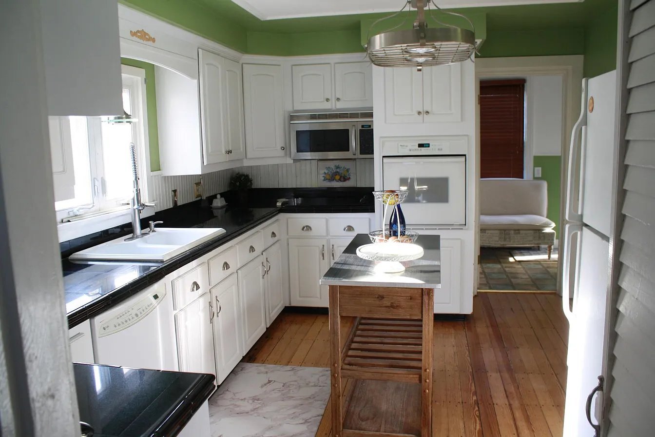 Building Photo - 68 W Narragansett Ave