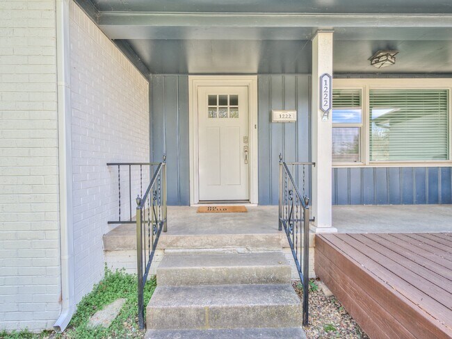 Building Photo - Beautiful Home Just Minutes from the OU Ca...