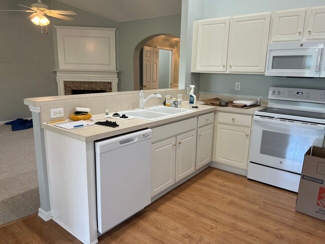 Building Photo - Beautiful Lake Side Location! Lake Linden ...