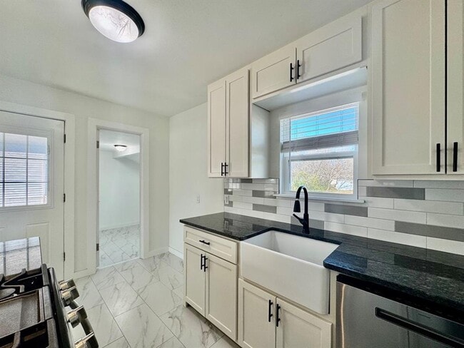 Building Photo - 809 Proctor Pl