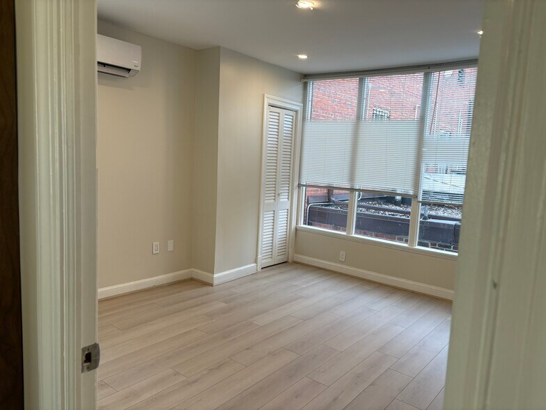 Spacious bedroom, can accomdate king bed - 1514 31st St NW