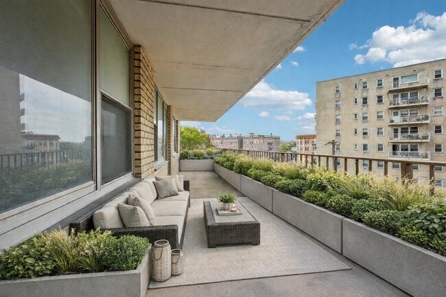 Building Photo - 6040 Jfk Blvd E