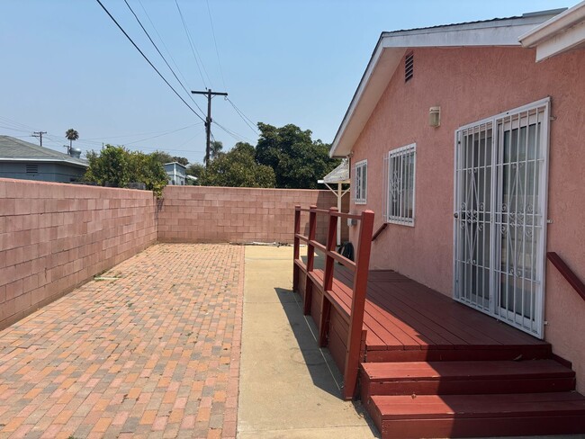 Building Photo - Studio in Chula Vista with spacious backyard.