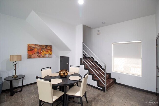 Building Photo - 18 W Daffodil Ave