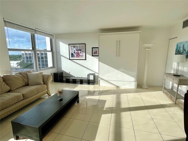 Building Photo - 2899 Collins Ave