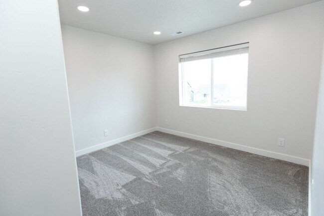 Building Photo - 1431 W Russo Dr