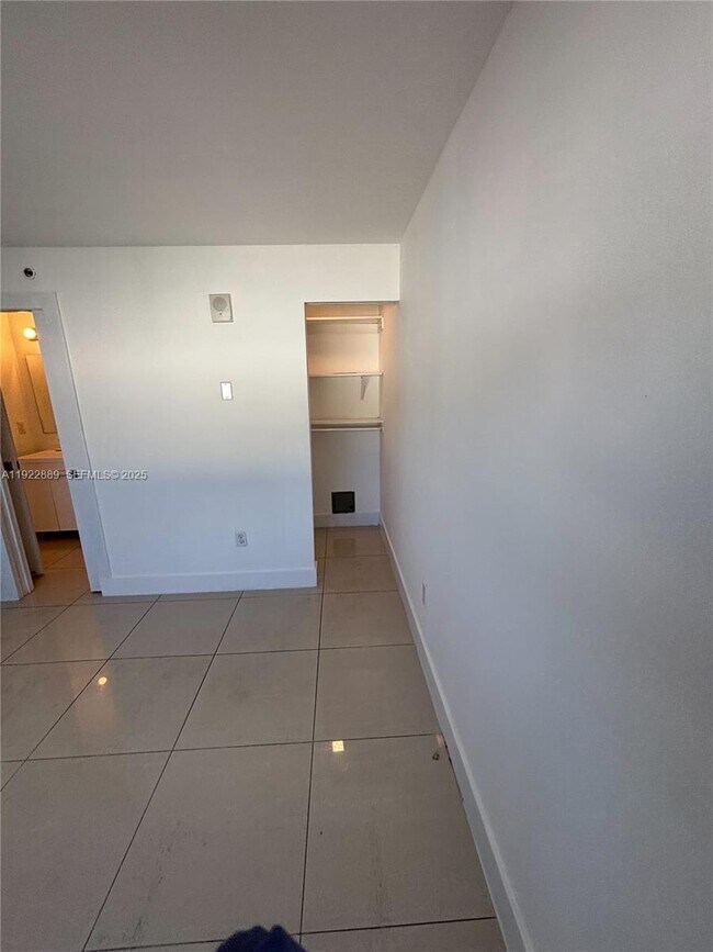 Building Photo - 829 SW 18th Ave