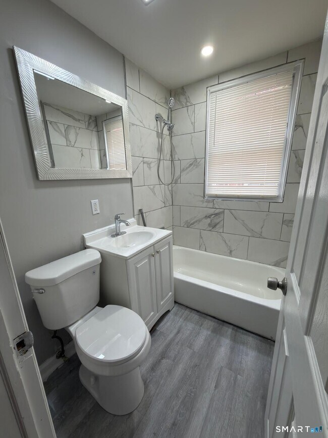 Building Photo - 336 Bond St