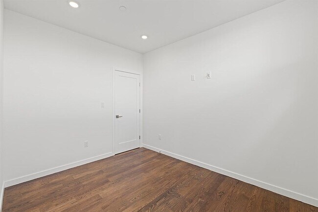 Building Photo - 267 Old Colony Ave