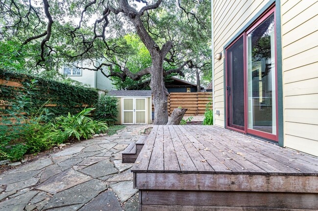 Building Photo - Charming 3 Bed / 2.5 Bath Two-Story Home!