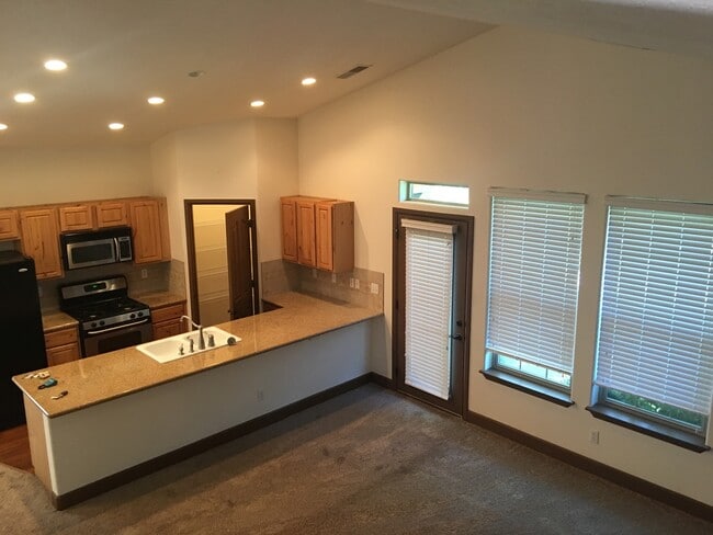 Building Photo - Lake Forest Townhouse