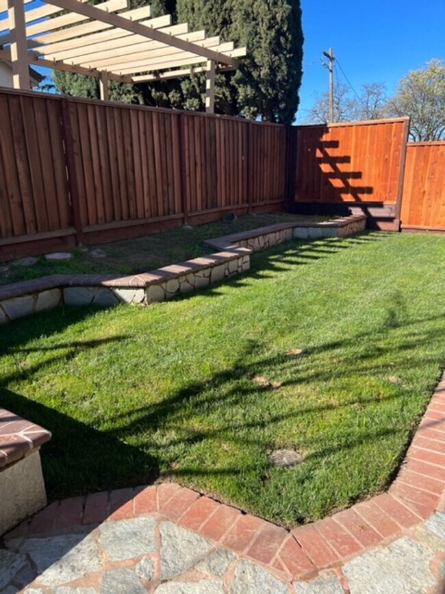 Building Photo - Spacious 4-Bedroom Home in a Quiet Tracy Cul-De-Sac!