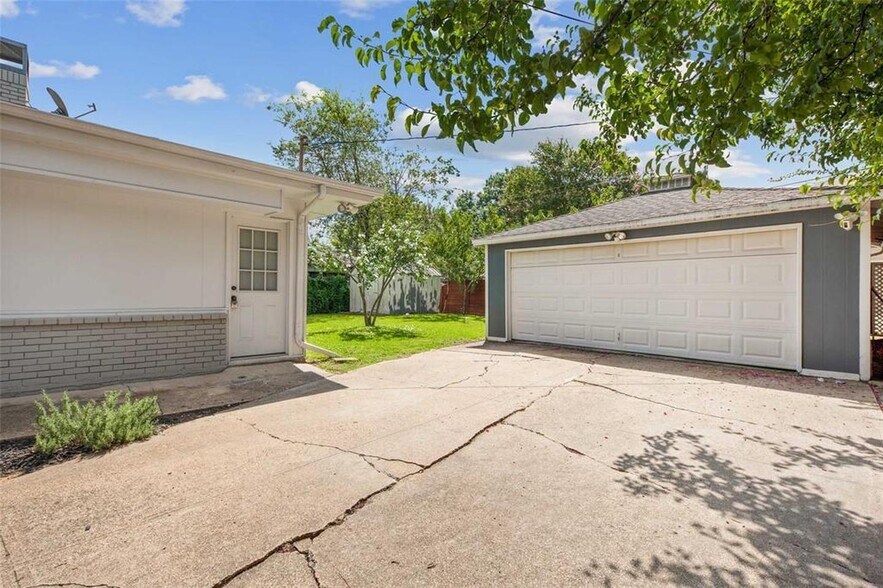 Building Photo - Remarkable Lakewood home steps from Ridgewood Park