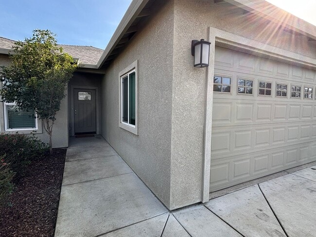 Building Photo - Beautiful 3 Bed, 2 Bath Home Located in Quaint Cul-de-Sac