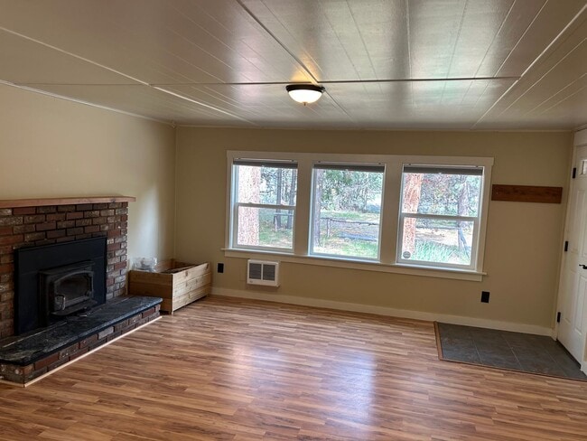 Building Photo - Cozy Cabin Close to Sunriver