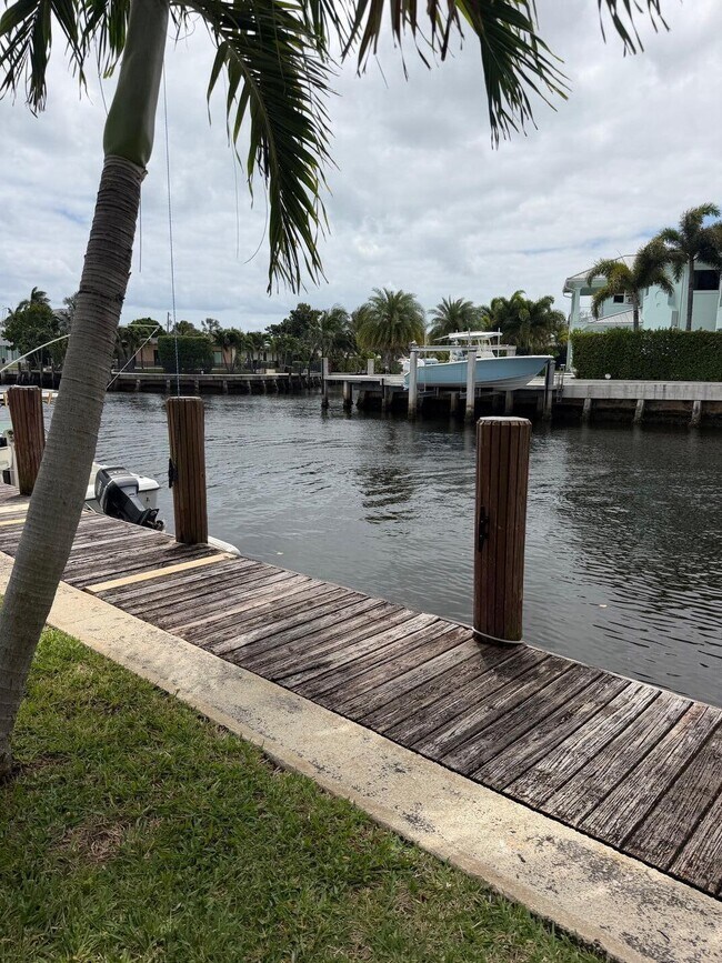 Building Photo - 1100 Pine Dr