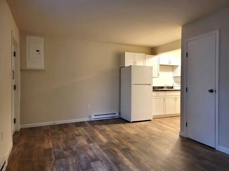 Building Photo - 675 E Main St