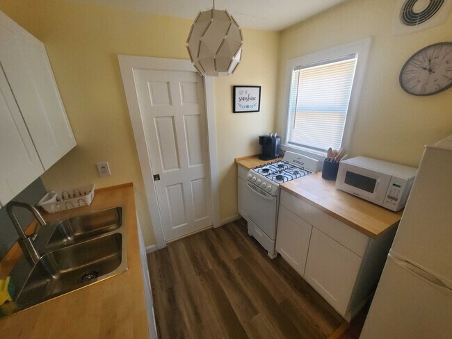 Building Photo - 132 Wesleyan Ave