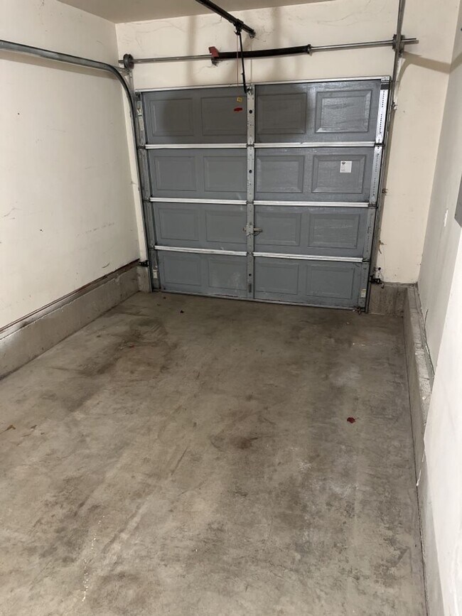 Building Photo - Charming 2 Bedroom Townhome