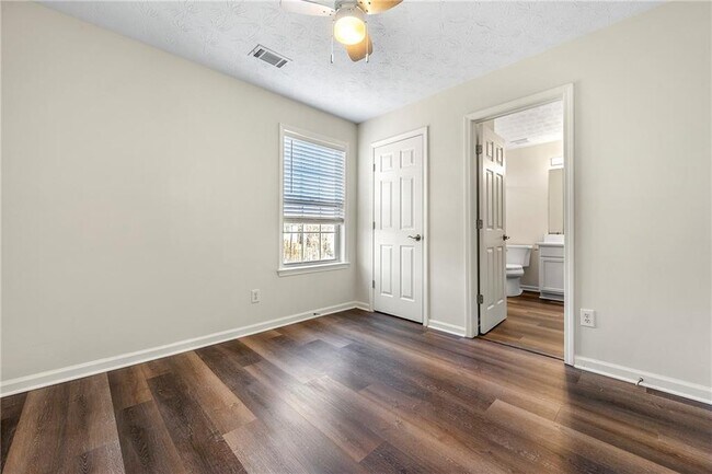 Building Photo - 3300 Northcliff Dr