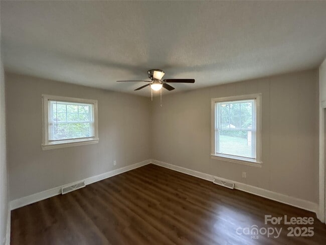 Building Photo - 3847 Whitehall Dr