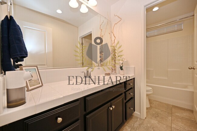 Building Photo - 893 Fir St W