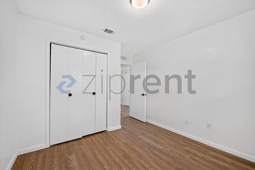 Building Photo - Unit