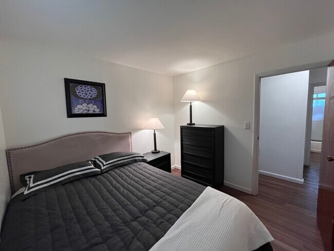 Building Photo - 5756 Kendon St