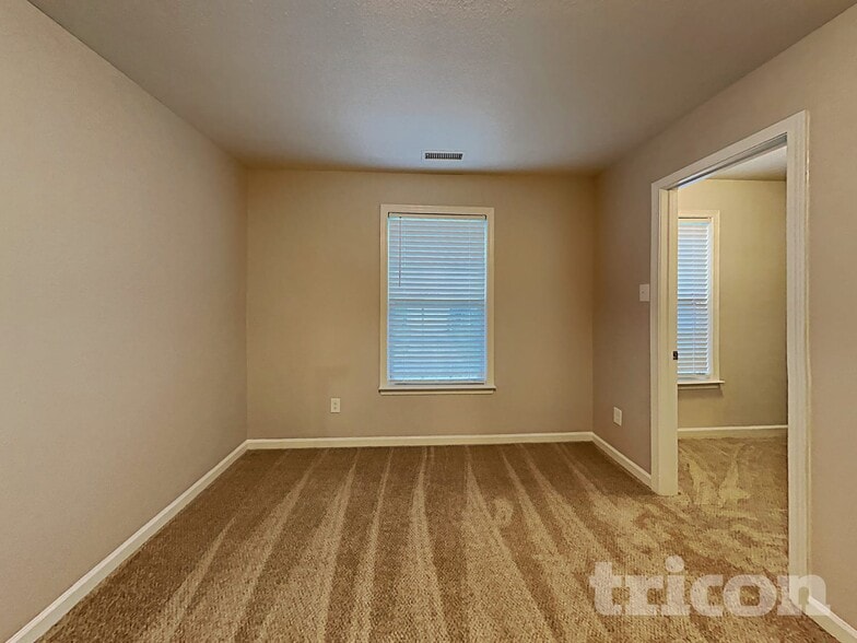 Building Photo - 807 Chastain Ave