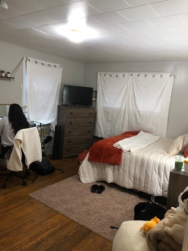 Unit 2 bedroom - 126 Hudson St