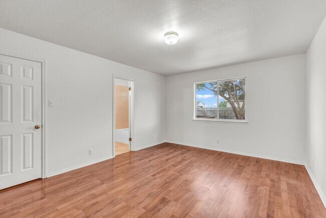 Building Photo - 903 Lee Dr