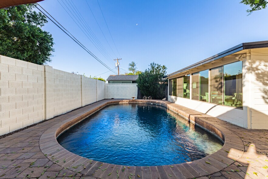 Building Photo - 1935 E Coolidge St